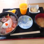 野田食堂 - 料理写真:●Cランチ（スペシャル海鮮丼）1,800円

■ランチ時はコーヒー、オレンジジュース、烏龍茶のうち
コップ一杯が無料となる

を注文してみた

行列に並び始めてから45分後にランチが提供