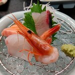 Izanrou Iwasaki - お造り 四種盛り！
                      素材が素晴らしい！
                      半分程食べてからあわてて写真撮影(´ε｀；)ゞ