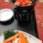 Izanrou Iwasaki - 奥：海鮮トマト煮込み！
                      手前：ずわい蟹の酢の物！塩茹で加減が絶妙、新鮮！