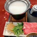 Izanrou Iwasaki - 鳥取和牛豆乳しゃぶしゃぶ！
                      霜降りで肉と脂のバランスが良く、豆乳との相性も最高！