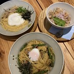 ココノハ piole ひめじ店 - 左上)とろろときのこ 半熟卵のおだし和パスタ、右上)ルッコラと豚肉の味噌漬け丼、下)アスパラときのこの醤油風味 半熟卵添え