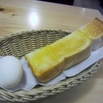 Komeda Kohi Ten - 朝の間はコーヒーだけでなく全ての飲み物に温かいトーストとゆで卵が付いてきます。
      