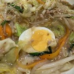 Daihachi - 中華丼に入っているゆで卵。写真は卵半分ですが、実際には1個分のゆで卵が入っていました。
                        2024年1月28日