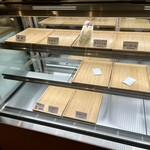 サンドウィッチ サンドーレ - ショーケース（札が注文可能を示す）