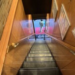 ステーキハウス さとう - 店舗の急な階段