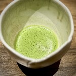 温石 - 個性ある茶碗の中から、その日のゲストそれぞれのイメージに合わせて器も選んで下さいます（多分）。
      杉山さん自ら点ててくださるお薄で、静かにごちそうさまでした。