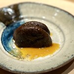 温石 - ■椎茸
      黄身醤油でいただきます。
      なんのことない椎茸に見えるんですけどねぇ。
      瑞々しさと、舌触りの滑らかさ、興奮レベルです(^^)