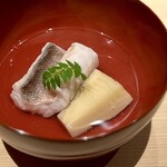温石 - ■白甘鯛と筍のお椀
      大袈裟じゃなく、鳥肌が立ちました。
      こんなお椀に出会える幸せに感謝です。