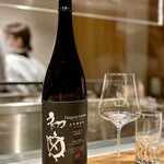 温石 - ゴールド受賞のお祝いで、初亀さんから贈られたものだそう。
      振る舞い酒、ご相伴に預かりました♪
      カンパチのお造りに合わせていただきましたが、なんともきれいな甘さと刹那的な美味しさが、ぴったりです。