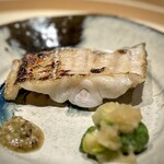 温石 - ■太刀魚　芽キャベツおろし和え　実山椒醤油
      温石さんへお邪魔して、スペシャリテの金目鯛がなかったのは初めてだと思いますが、この太刀魚、ヤバ過ぎでしょう！
      大ぶりに口に運ぶと、ドンと広がるインパクト♡