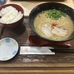 豚豚拍子 - 料理写真:とんこつらーめん650円＋満腹セットの餃子３つとご飯付けて390円で計1040円