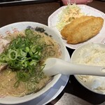 来来亭 茨木寺田店 - ラーメン　白身魚フライセット(ネギ多め)