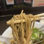 四川担担麺 阿吽 - 麺は細いストレート麺です。