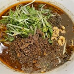 四川担担麺 阿吽 - 黒胡麻ペーストが乗った担担麺です。