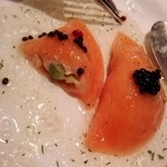 ル・トワ・ルージュ - 中には…アボカド、サーモン、チーズ