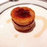 ル・トワ・ルージュ - フォアグラのタルトタタン キャラメリゼした林檎を乗せてます