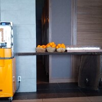 La BOMBANCE 古宇利島 - 絞り立てオレンジは専用マシーンでセルフ