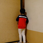 阿佐利 本店 - 廊下を覗き見る太郎