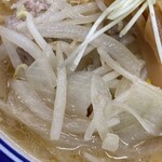 味の三平 - もやし、玉ねぎ