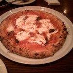ミラノサラミとリコッタチーズ　トマトソースのピッツァ
