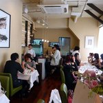 Restaurant Mitsuyama - 店内の様子です。満員御礼です。満席のときはこんな感じで待ってないと駄目です。