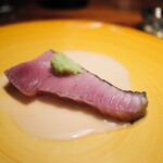 蒼 - 佐渡からのメジマグロを藁で焼いて。お米と甘酒で作ったソース。