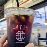 カフェ・ラット・25° - 新幹線をバックに