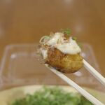 元天ねぎ蛸 - まずはたこ焼きにかぶりつくと、熱々中はとろりとした生地に柔らかなたこ、マヨネーズのコク、辛味強めなソースがあわさってウマー！