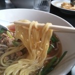 台湾家庭料理 福味香 - 麺は中細ストレート麺で茹で加減はやや柔らかめ