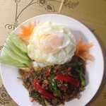 タイレストラン クワコンムアン - 定番のガパオ！とり肉と目玉焼き、野菜の相性抜群な逸品です♪