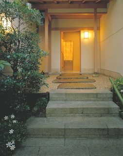 Kichisen - 玄関。下鴨・糺ノ森の静寂と季々の室礼をととのえお待ちしております。