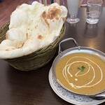 ガンジス川 - 焼きたてナンとチキンカレー