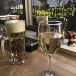 Pizzeria Ciccio - 生ビール　650円 とハウスワイン（白）550円　円