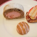 フレンチビストロ ル ドール - 苺と紅茶のロールケーキ、苺のチョコデニッシュ、苺チョコチップクッキー