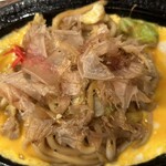 キャラバン - 花鰹、紅生姜、キャベツ、卵、と。もうこれ、うどんだけど、材料がお好み焼きやん！こんなの、もう美味しいに決まってるんだよなぁ。