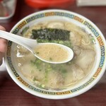 久留米ラーメン - スープはややラードの浮いたスープ。久留米ラーメンには少しほど遠い…