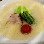 Raxamemmononokokoro - 純鶏白湯麺　880円　具もお野菜が多く、見た目にも綺麗で女性的な印象