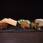 丿貫 - 蕎麦前の三品盛りは、
      肉味噌のディップ・梅水晶・わさび漬けをチョイス。