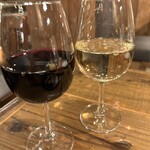 WineBar NINONI - 赤ワインと白ワイン　白はリーンな感じで好みではなかった