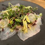 WineBar NINONI - 五島列島直送　鯛のカルパッチョグリーンマスタードソース　見た目に良し◎ 塩味と脱水はもう少しあってよい