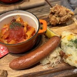 Ginza Raion Reo - メインプレート。これ1人一個はなかなかのボリューム！ペンネアラビアータ、ソーセージ、ザワークラウト、ゴルゴンゾーラピザ、唐揚げ。ボリュームあります