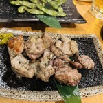 地鶏料理ともつ鍋居酒屋 一八 - 奥美濃古地鶏の炭火焼き