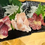 地鶏料理ともつ鍋居酒屋 一八 - 奥美濃古地鶏刺し盛合わせ