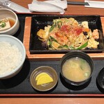 居酒屋ごはん ふらりむらさき - 鶏とたっぷり野菜の味噌炒め定食（858円）