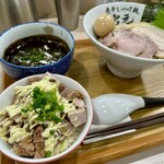 煮干しつけ麺 宮元 - 特製極濃イカつけ麺 1700円＋麺中盛り(250g) 100円、吊るし焼きチャーシュー丼 350円