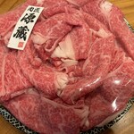 Nikushou Genzou - この年末に購入したもの。特選黒毛和牛　すき焼き用の並g1280円税込　忙しそうな中切ってもらうのは恐縮なんですが、やっぱりハリも色も違う！美しいーー