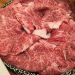 肉匠 源蔵 - 別日。これは残念ながら時間がなくて、ショーケースに並んだ切ってあるお肉を皿盛りにしてもらったもの。色も張りも違います。同じ値段なら絶対切り立て！！