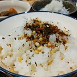 灼味噌らーめん 八堂八 - ご飯には八堂八特製ふりかけをかけます