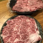 肉匠 源蔵 - これはショーケースの中で既に切られた肉を皿盛りにしたもの。色も張りも変わっちゃうのよね。勿論十分美味しいし、お値段以上の価値ですけど、同じ値段なら絶対切ってもらおう！！時間はかかりますよー