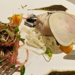 ドゥ・クルール - 写真撮る前にナイフ入れちゃいました…サワラをあぶって野菜のピクルス、黒オリーブのソースを添えて